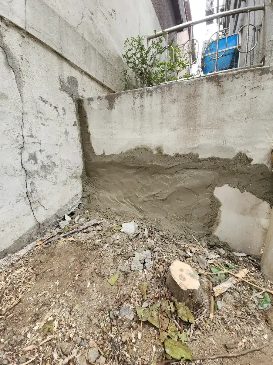 담장균열보수 — 균열 부위에 모르타르를 채워 넣는 보수 작업